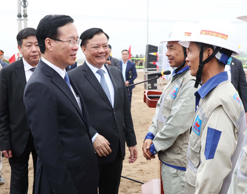Chủ tịch nước Võ Văn Thưởng động viên công nhân thi công đường Vành đai 4-Vùng Thủ đô đoạn qua địa bàn huyện Thường Tín. (Ảnh: Thống Nhất/TTXVN)