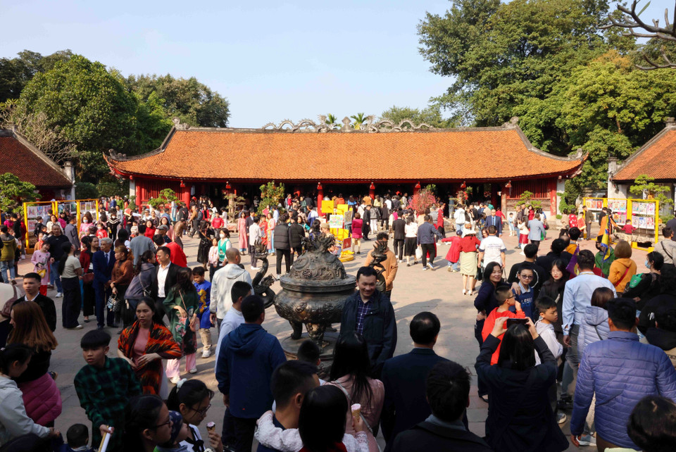 Rất đông người dân du Xuân Giáp Thìn 2024 tại khu di tích lịch sử Văn Miếu-Quốc Tử Giám. (Ảnh: Phạm Kiên/TTXVN)