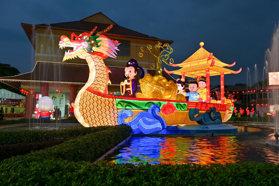 Đèn lồng thuyền rồng được trang hoàng đón Năm mới Giáp Thìn ở bang Selangor, Malaysia ngày 7/2/2024. (Ảnh: THX/TTXVN)