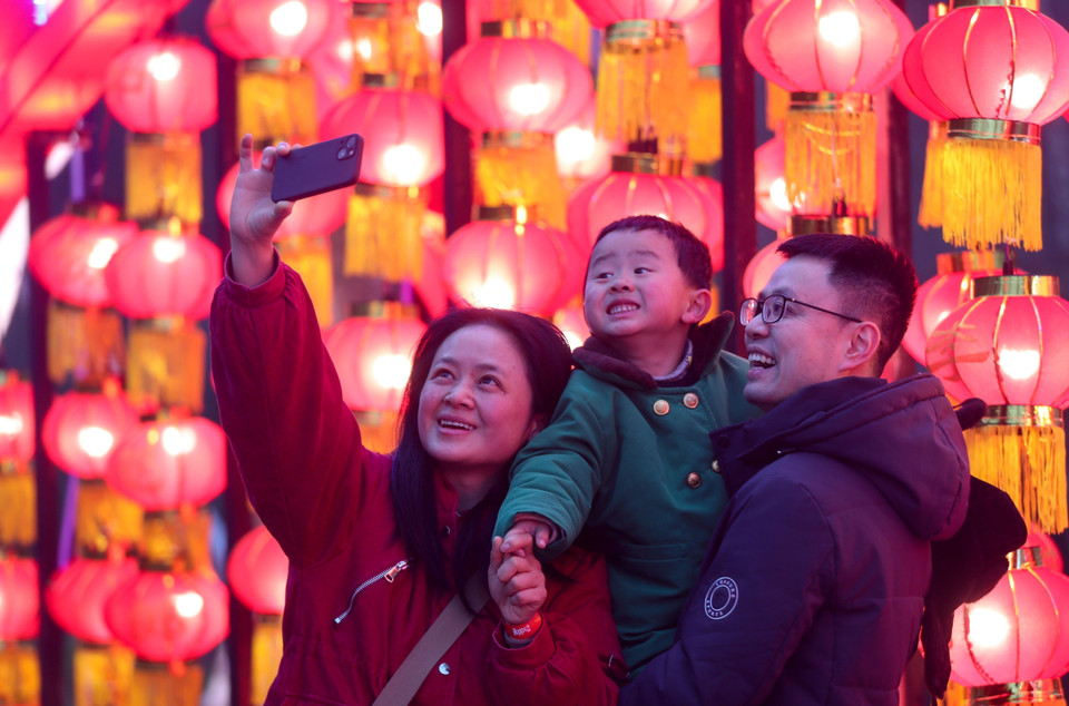 Người dân du xuân ngắm đèn lồng tại Quý Dương, tỉnh Quý Châu, Trung Quốc ngày 8/2/2024. (Ảnh: THX/TTXVN)