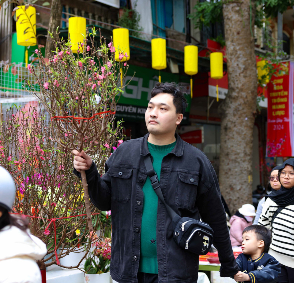 Mua được hoa đào ưng ý từ chợ hoa lâu đời của Thủ đô là đã mang Xuân về nhà. (Ảnh: Thanh Tùng/TTXVN)