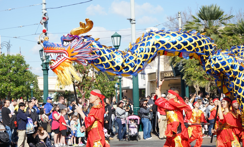 Các nghệ sỹ biểu diễn múa rồng đón Tết Nguyên đán tại công viên Disney California ở Anaheim, California, Mỹ. (Ảnh: THX/TTXVN)