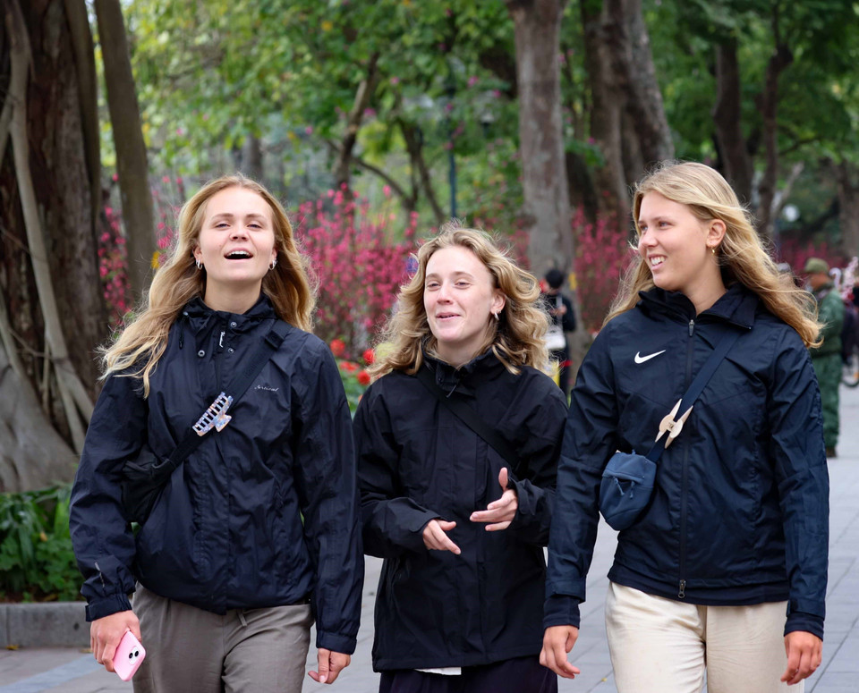 Du khách quốc tế tế phấn khởi, hòa cùng không khí đón Tết, vui Xuân giữa Thủ đô Hà Nội. (Ảnh: Thanh Tùng/TTXVN)