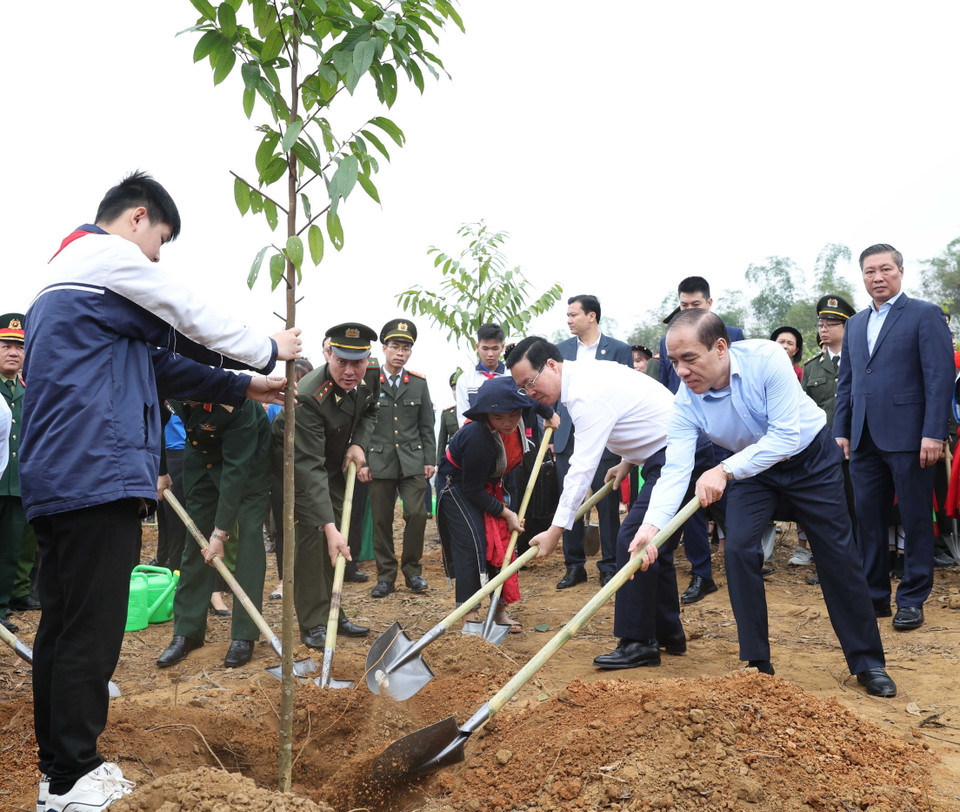 Chủ tịch nước Võ Văn Thưởng và các đại biểu tham gia trồng cây tại Lễ phát động Tết trồng cây “Đời đời nhớ ơn Bác Hồ” Xuân Giáp Thìn 2024. (Ảnh: Thống Nhất/TTXVN)