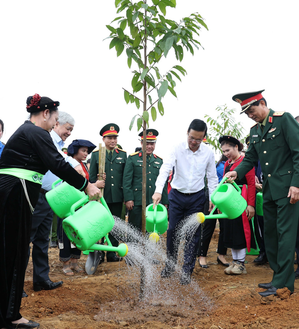 Chủ tịch nước Võ Văn Thưởng và các đại biểu tham gia trồng cây tại Lễ phát động Tết trồng cây “Đời đời nhớ ơn Bác Hồ” Xuân Giáp Thìn 2024. (Ảnh: Thống Nhất/TTXVN)