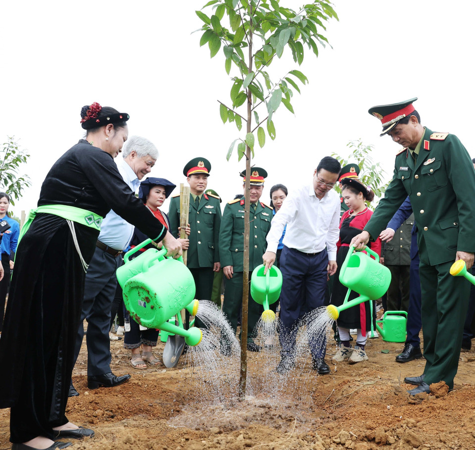 Chủ tịch nước Võ Văn Thưởng và các đại biểu tham gia trồng cây tại Lễ phát động Tết trồng cây “Đời đời nhớ ơn Bác Hồ” Xuân Giáp Thìn 2024. (Ảnh: Thống Nhất/TTXVN)