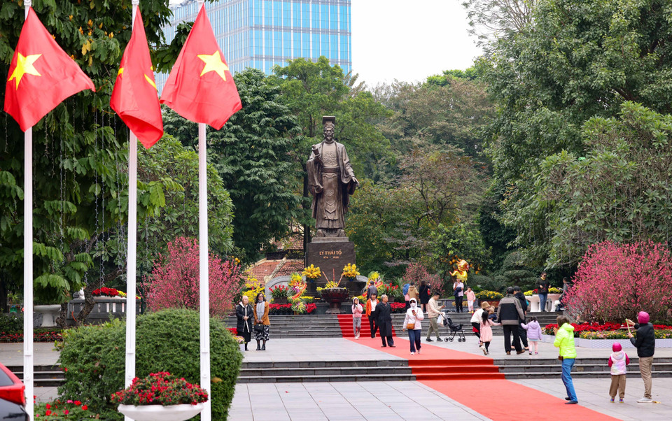Khu vực tượng đài Vua Lý Thái Tổ bên hồ Hoàn Kiếm hút khách tham quan trong ngày 29 Tết. (Ảnh: Thanh Tùng/TTXVN)