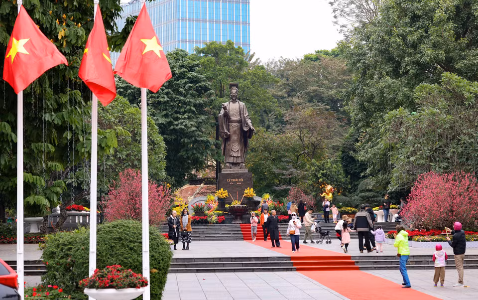 Khu vực tượng đài Vua Lý Thái Tổ bên hồ Hoàn Kiếm hút khách tham quan trong ngày 29 Tết. (Ảnh: Thanh Tùng/TTXVN)