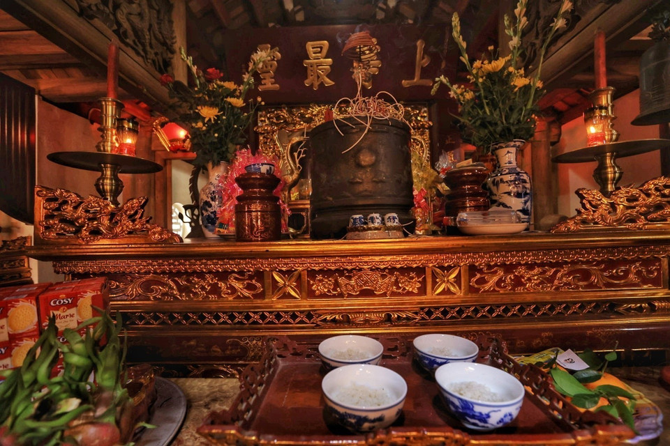 Bốn bát cơm được dâng lên để cúng, sau đó sẽ được mang xuống để chấm điểm. (Ảnh: Tuấn Anh/TTXVN)