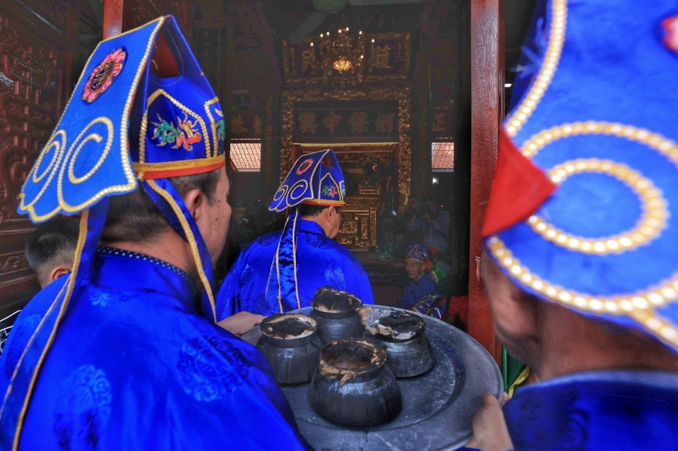 Bốn nồi cơm đã được Ban giảm khảo tìm thấy để chấm điểm. (Ảnh: Tuấn Anh/TTXVN)