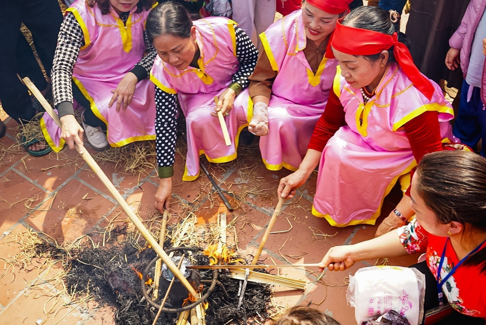 Phần thi của các đội tại "Hội thổi cơm thi Thị Cấm.” (Ảnh: Khánh Hòa/TTXVN)