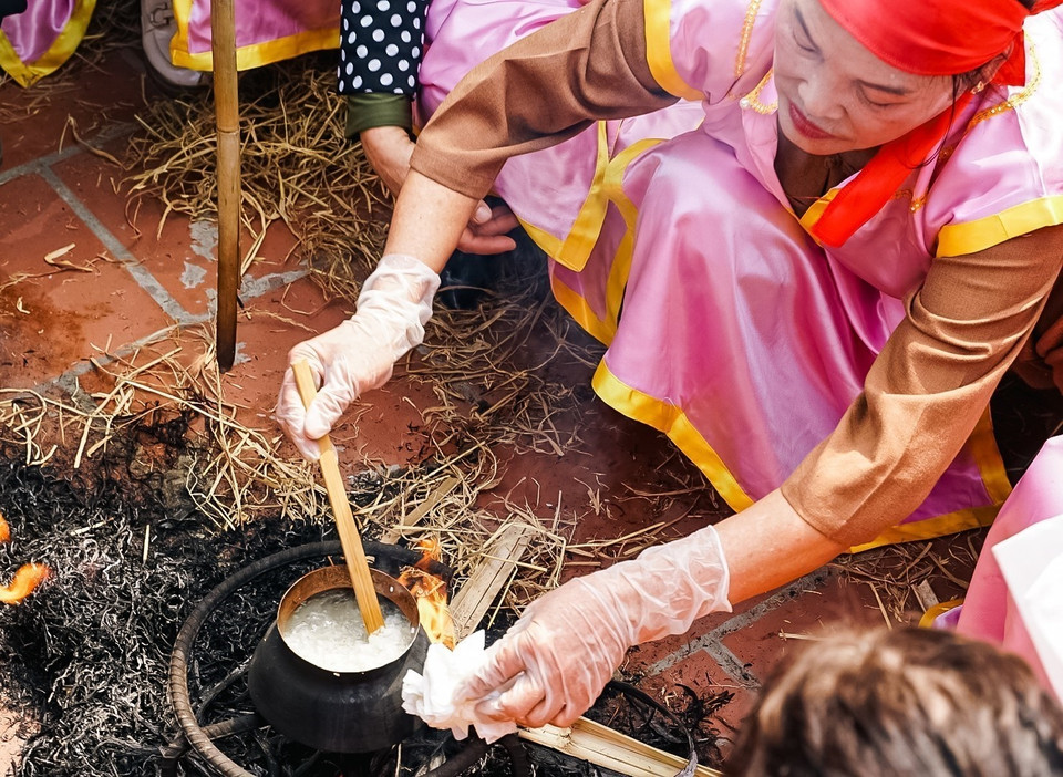 Phần thi của một đội tại "Hội thổi cơm thi Thị Cấm.” (Ảnh: Khánh Hòa/TTXVN)