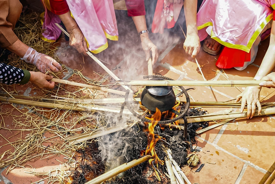 Các đội thi sẽ có khoảng 30 phút từ lúc kéo lửa đến lúc cơm chín. (Ảnh: Khánh Hòa/TTXVN)
