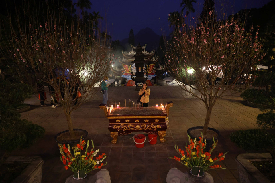 Người dân và du khách dâng hương, lễ Phật trước giờ khai hội chùa Hương. (Ảnh: Thanh Tùng/TTXVN)