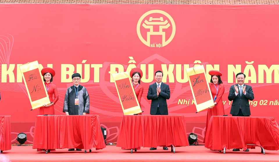 Chủ tịch nước Võ Văn Thưởng và các đại biểu thực hiện nghi lễ khai bút đầu Xuân năm 2024 tại Khu lưu niệm Anh hùng Dân tộc, Danh nhân Văn hóa Thế giới Nguyễn Trãi. (Ảnh: Thống Nhất/TTXVN)