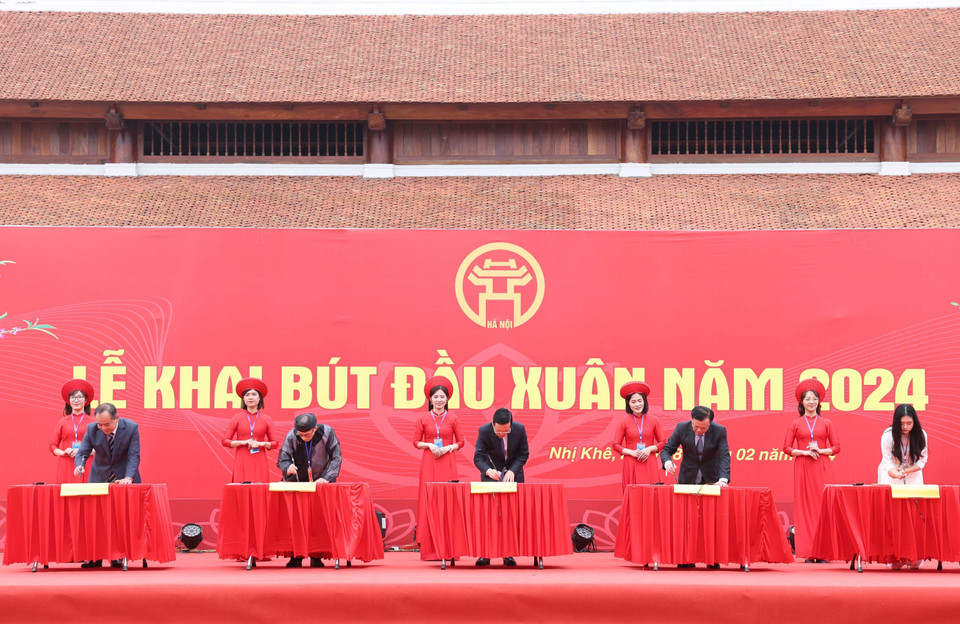 Chủ tịch nước Võ Văn Thưởng và các đại biểu thực hiện nghi lễ khai bút đầu Xuân năm 2024 tại Khu lưu niệm Anh hùng Dân tộc, Danh nhân Văn hóa Thế giới Nguyễn Trãi. (Ảnh: Thống Nhất/TTXVN)