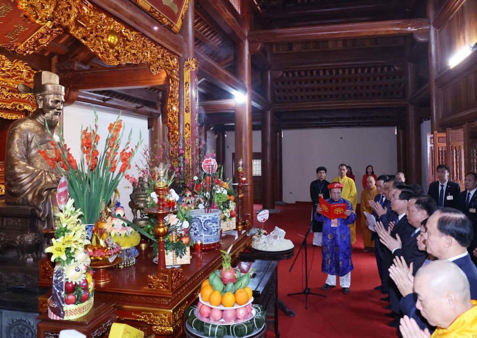 Chủ tịch nước Võ Văn Thưởng dâng hương tại Khu lưu niệm Anh hùng Dân tộc, Danh nhân Văn hóa Thế giới Nguyễn Trãi. (Ảnh: Thống Nhất/TTXVN)