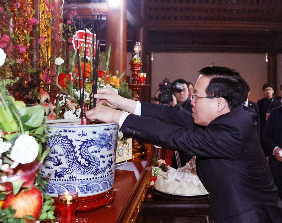 Chủ tịch nước Võ Văn Thưởng dâng hương tại Khu lưu niệm Anh hùng Dân tộc, Danh nhân Văn hóa Thế giới Nguyễn Trãi. (Ảnh: Thống Nhất/TTXVN)
