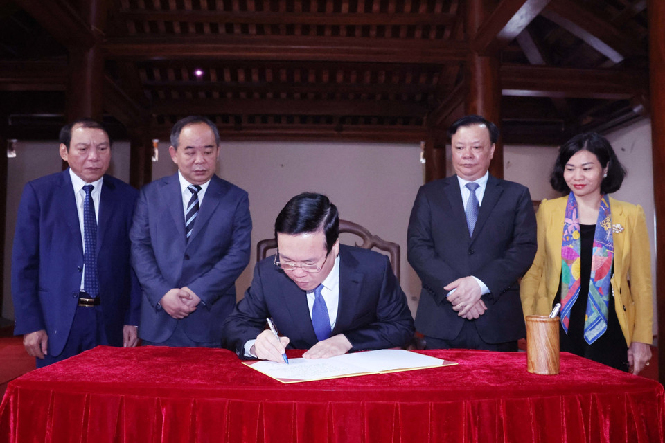 Chủ tịch nước Võ Văn Thưởng dâng hương và dự lễ khai bút đầu Xuân tại Khu lưu niệm Anh hùng Dân tộc, Danh nhân Văn hóa Thế giới Nguyễn Trãi. (Ảnh: Thống Nhất/TTXVN)
