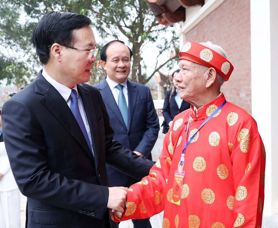 Chủ tịch nước Võ Văn Thưởng với cụ Nguyễn Thông, Hậu duệ đời thứ 18 dòng họ Anh hùng Dân tộc, Danh nhân Văn hóa Thế giới Nguyễn Trãi. (Ảnh: Thống Nhất/TTXVN)