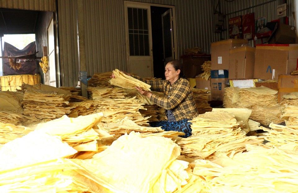 Các lá tàu hũ được đóng gói cẩn thận trước khi giao đến khách hàng. (Ảnh: Lê Thúy Hằng/TTXVN)