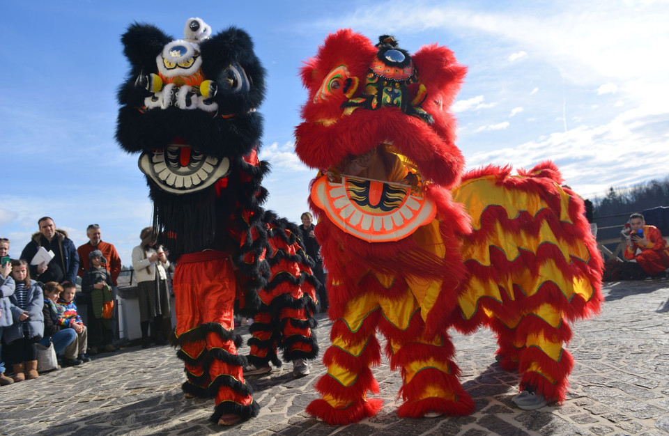 Múa sư tử đón Tết Nguyên đán tại Krapina, Croatia ngày 4/2/2024. (Ảnh: THX/TTXVN)