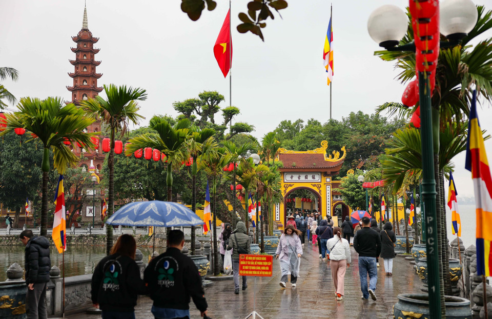 Chùa Trấn Quốc (Hà Nội) có đông đảo người dân tới lễ, mong cầu bình an trong ngày Rằm tháng Giêng. (Ảnh: Thanh Tùng/TTXVN)