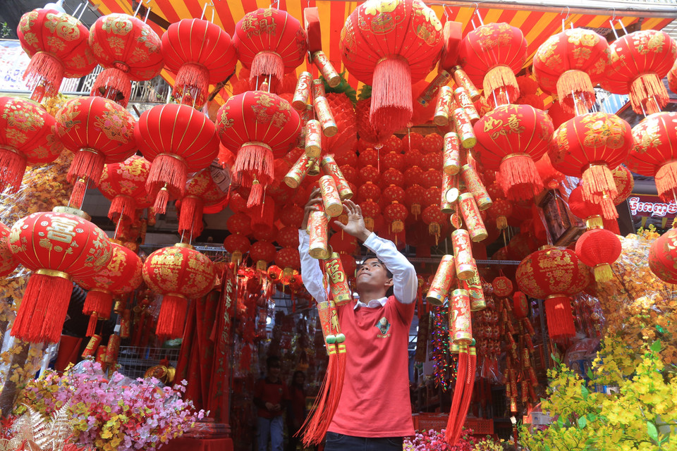 Người dân bày bán đồ trang trí đón Tết Nguyên đán tại Phnom Penh, Campuchia, ngày 6/2/2024. (Ảnh: THX/TTXVN)