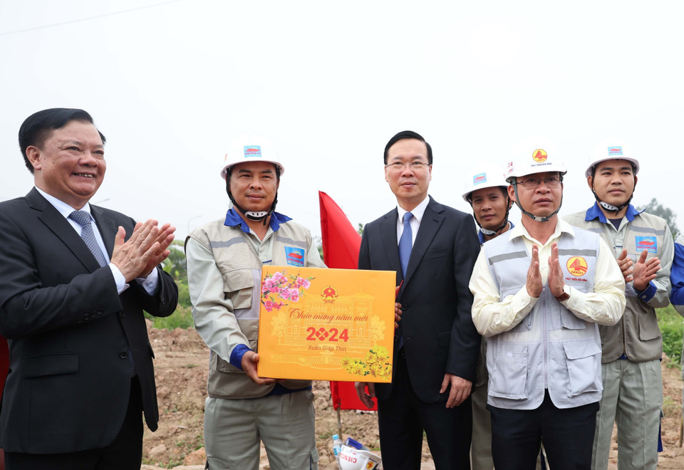 Chủ tịch nước Võ Văn Thưởng tặng quà cho công nhân thi công tuyến đường Vành đai 4-Vùng Thủ đô. (Ảnh: Thống Nhất/TTXVN)