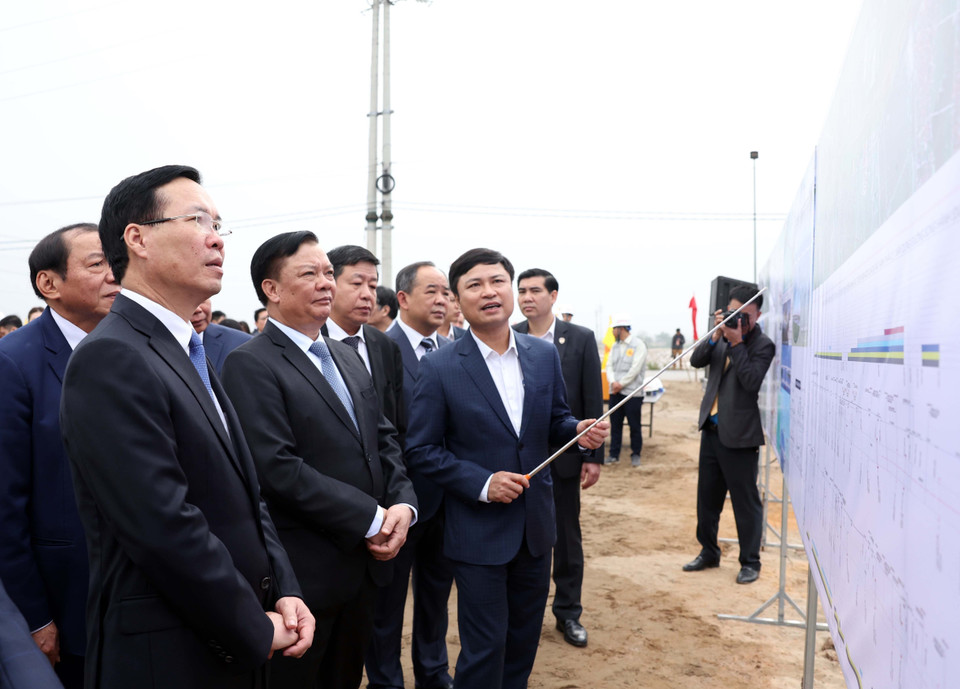 Chủ tịch nước Võ Văn Thưởng xem sơ đồ tuyến đường Vành đai 4-Vùng Thủ đô. (Ảnh: Thống Nhất/TTXVN)