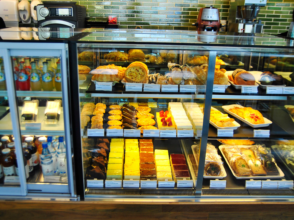 Ngoài càphê, dù bạn dừng chân để ăn trưa hay tìm kiếm chút đồ ăn nhẹ, các cửa hàng Starbucks luôn sẵn sàng phục vụ.