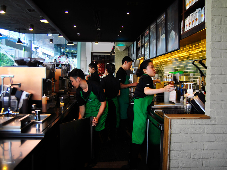 Các nhân viên của cửa hàng luôn trong "chế độ bận rộn"