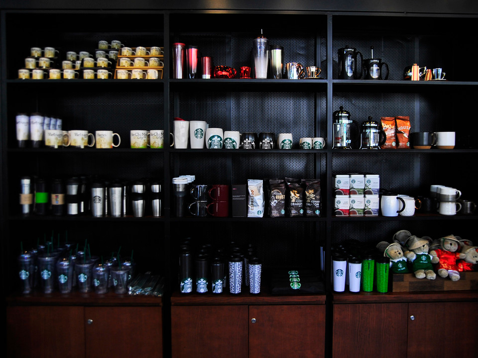 Càphê rang xay cùng các món đồ lưu niệm đa dạng để khách hàng chọn lựa.