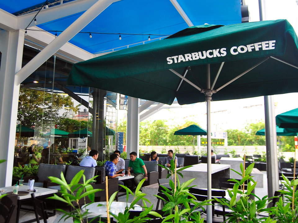 Nằm ngay tầng trệt của Trung tâm thương mại Indochina Plaza Hanoi, Starbucks Xuân Thủy có không gian thưởng thức càphê ngoài trời rộng rãi dành cho khách hàng.