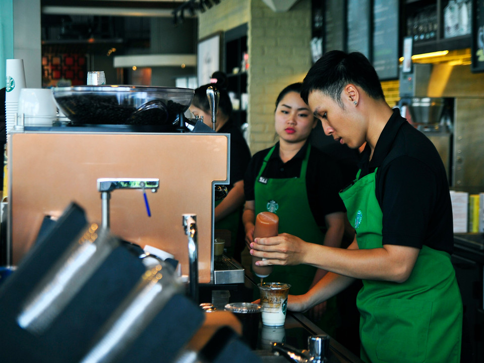 Được biết, ngoài chất lượng đồ uống và không gian, Starbucks rất đề cao nghiệp vụ pha chế và thái độ phục vụ của nhân viên.