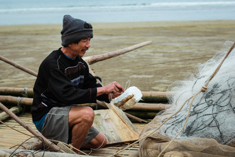 Xốp được buộc cẩn thận để làm mốc đánh dấu vị trí lưới trên biển. (Ảnh: Thanh Dung/Vietnam+)