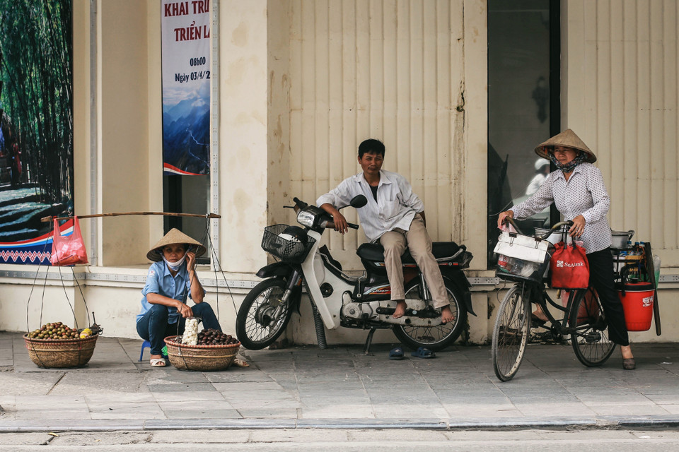 Hàng rong nhiều nhất là rau, củ, quả hay các đồ ăn vặt. (Ảnh: Thanh Dung/Vietnam+)