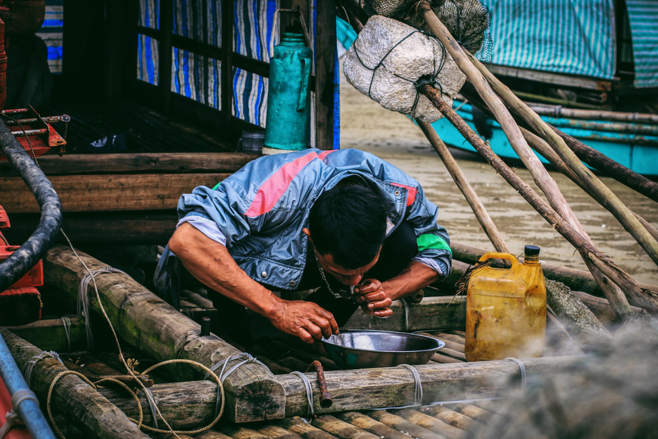Bãi biển Hải Hòa thuộc địa phận huyện Tĩnh Gia, tỉnh Thanh Hóa là một vùng biển còn hoang sơ với nhiều làng chài truyền thống. Với đặc thù là các làng chài nhỏ, việc đánh bắt thủy sản hoàn toàn dựa trên sức lực ngư dân bằng các công cụ thô sơ, thuyền thủ công, đánh bắt nhỏ lẻ gần bờ với hai phương thức truyền thống: ra khơi bằng thuyền và đánh bắt tại bờ. (Ảnh: Thanh Dung/Vietnam+)