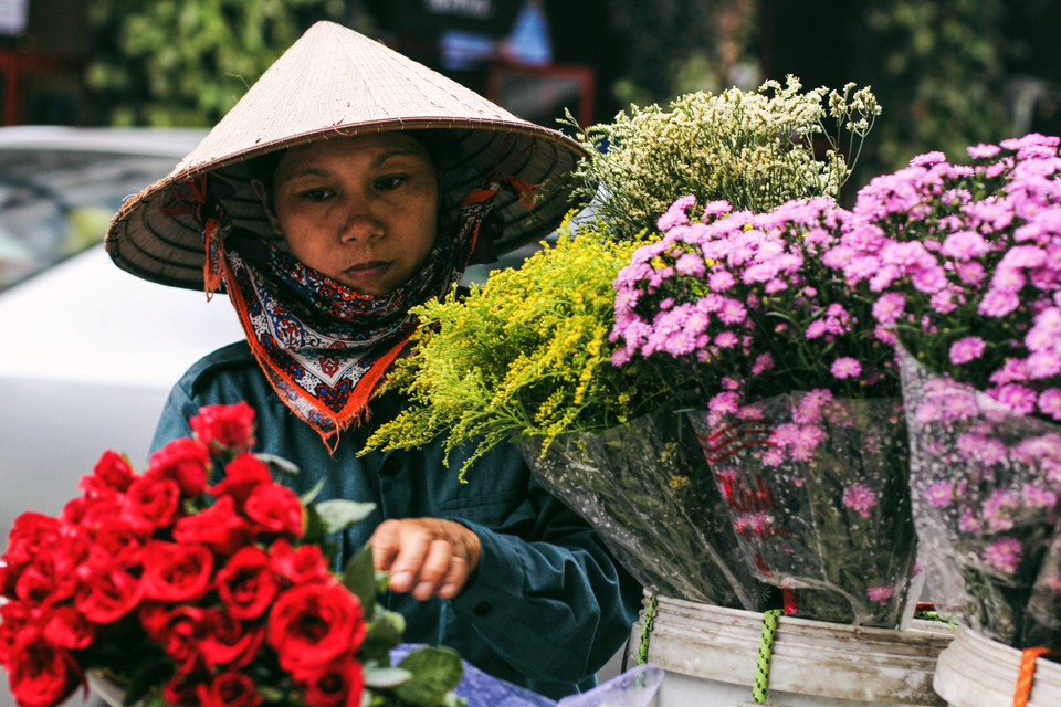 Những người làm nghề bán hàng rong chủ yếu là phụ nữ. (Ảnh: Thanh Dung/Vietnam+)