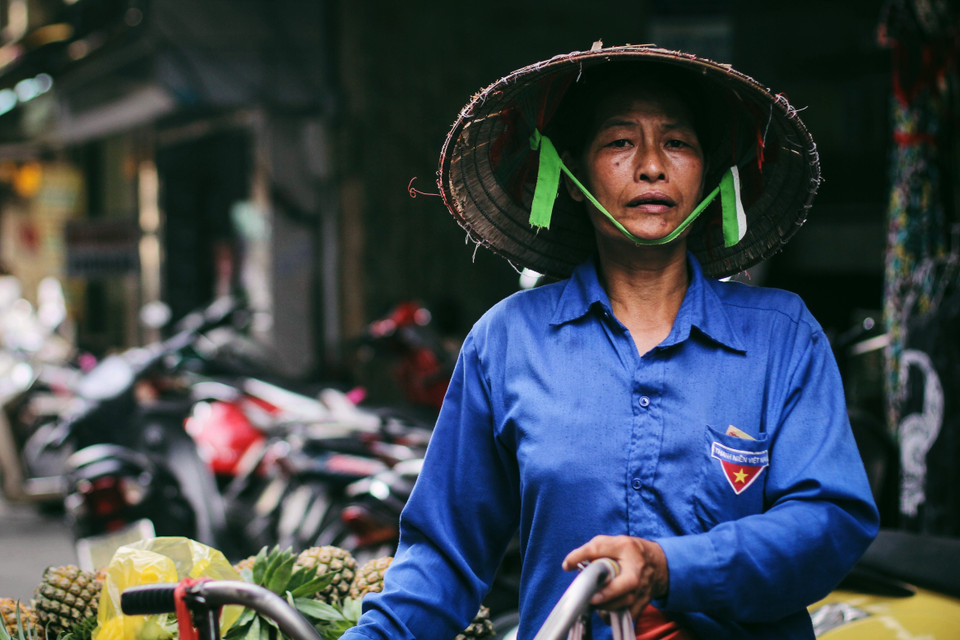 Họ phải lao động vất vả trong điều kiện khó khăn từ sáng sớm cho đến tối muộn. (Ảnh: Thanh Dung/Vietnam+)