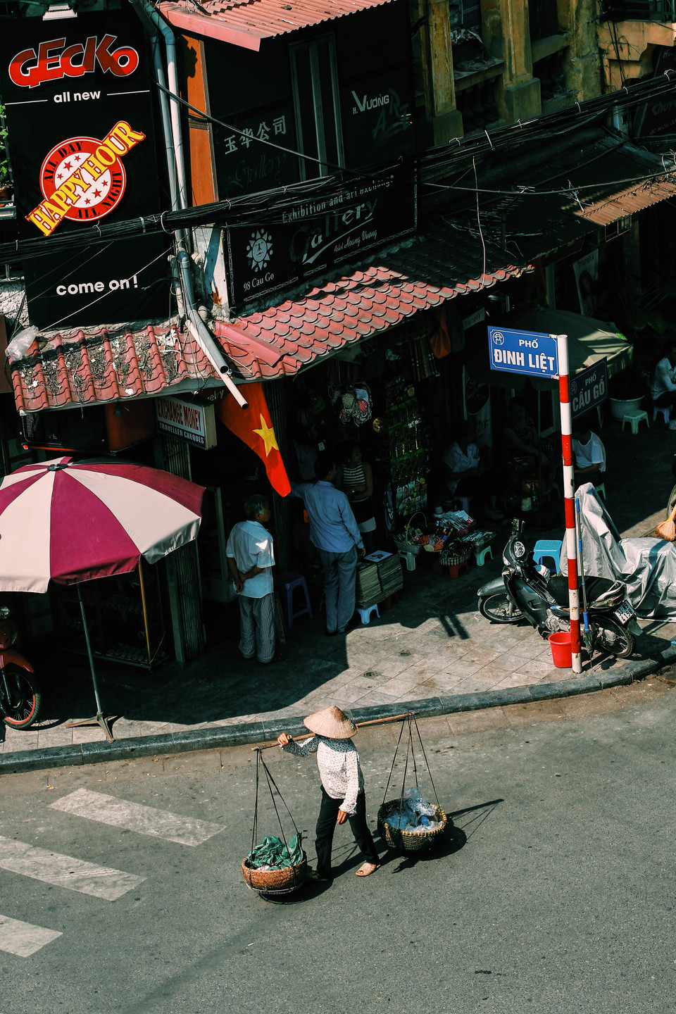 Những người bán hàng rong đã mang đến cho Hà Nội một vẻ đẹp bình dị và thân thuộc. (Ảnh: Thanh Dung/Vietnam+)