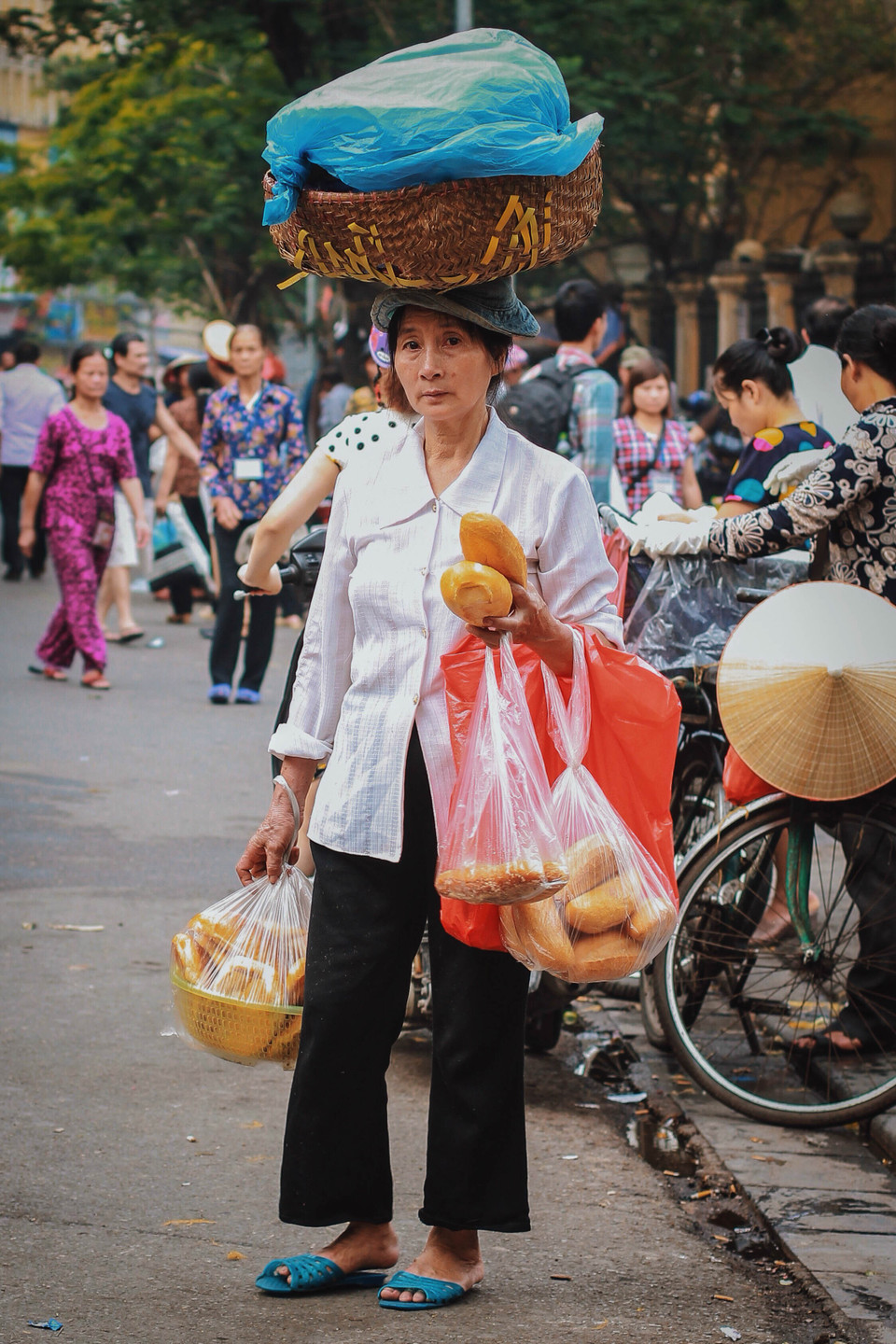 Hiện nay còn rất ít người bán bánh mì rong, giờ họ chỉ tập trung ở khu vực cổng các bệnh viện. (Ảnh: Thanh Dung/Vietnam+)