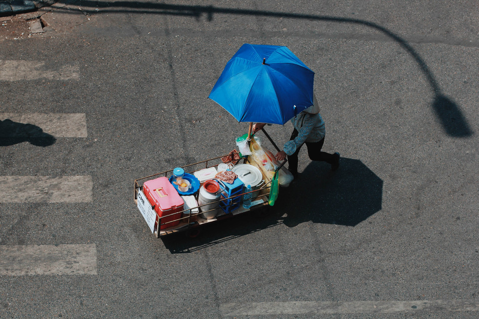 Hàng chè rong với đủ thứ đồ đạc lỉnh kỉnh. (Ảnh: Thanh Dung/Vietnam+)