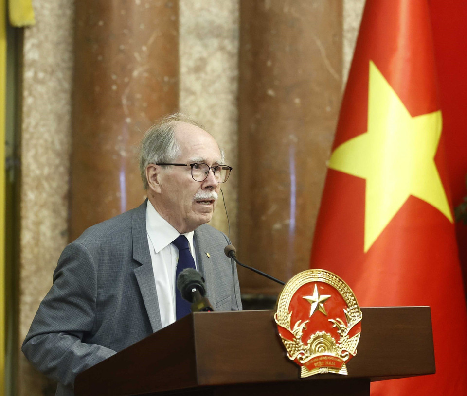 Giáo sư Geradus ‘t Hooft, chủ nhân giải Nobel Vật lý năm 1999, phát biểu tại cuộc gặp. (Ảnh: Thống Nhất/TTXVN)