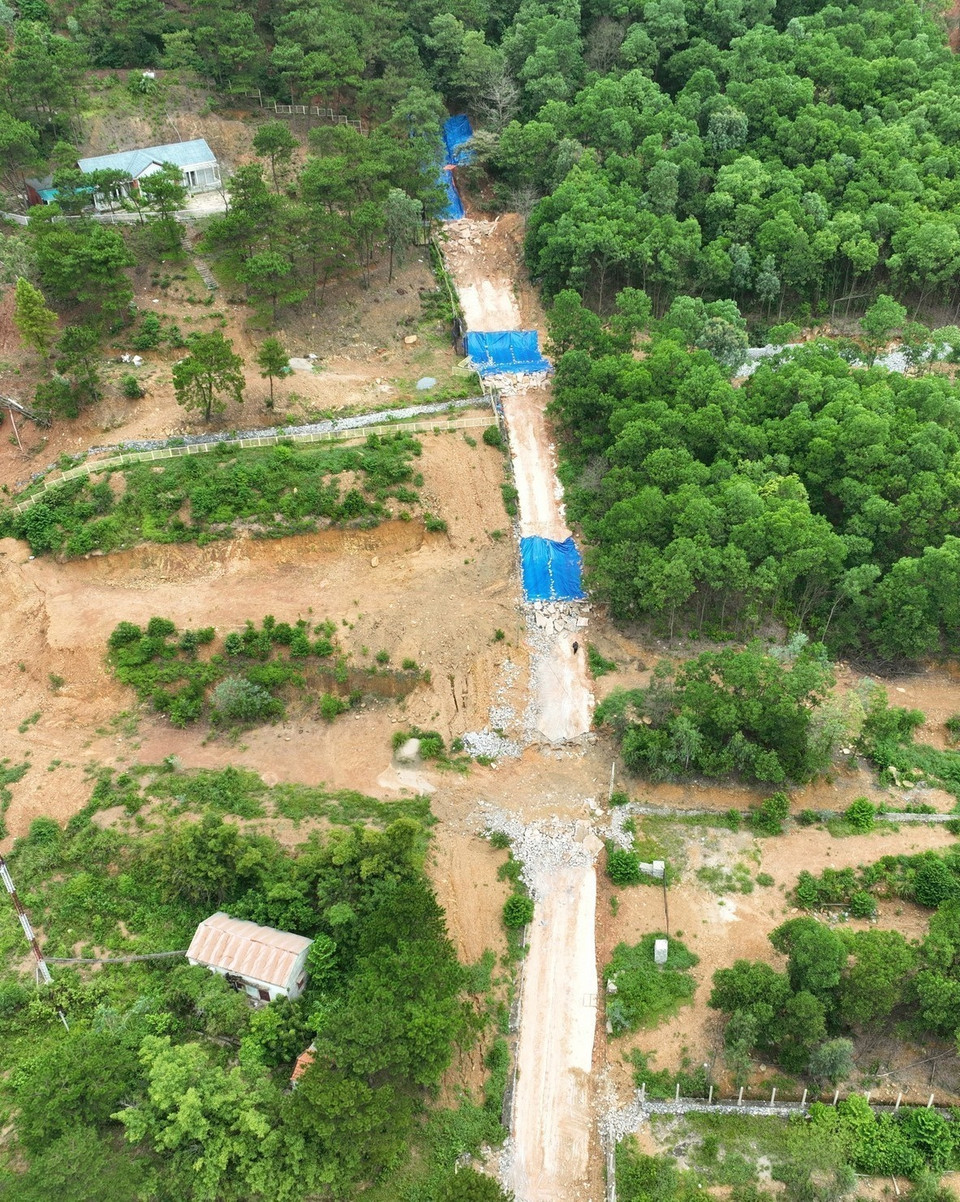 Chính quyền địa phương đã có giải pháp khắc phục tạm thời xẻ rãnh nhiều vị trí tuyến đường bêtông tự phát, tăng khả năng thoát nước nếu có mưa lớn tiếp tục. (Ảnh: Minh Quyết/TTXVN)