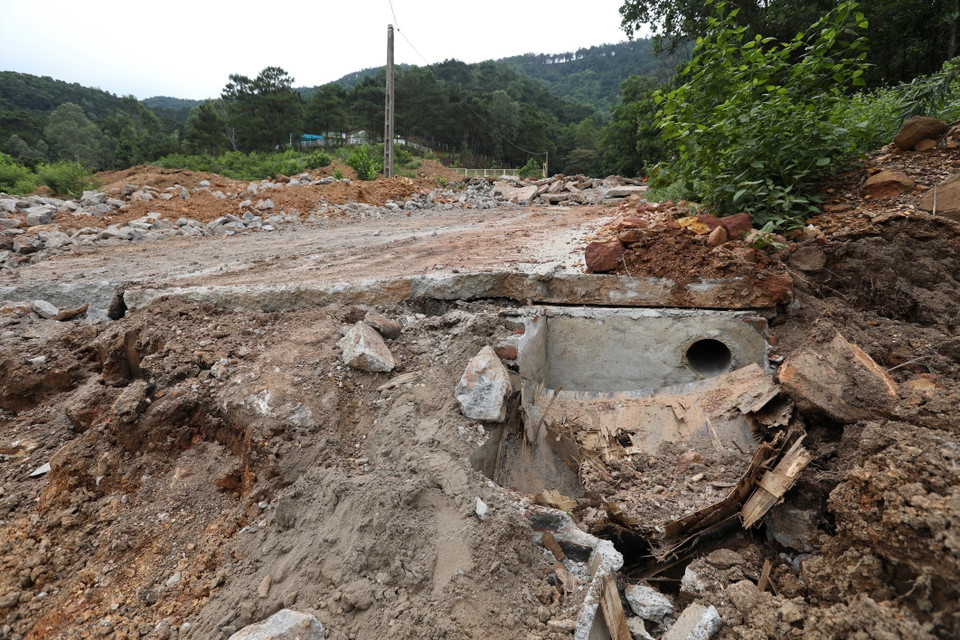 Tuyến đường bêtông xây dựng tự phát chạy dọc từ trên đồi xuống của thôn Phù Ninh, xã Minh Phú, Sóc Sơn, Hà Nội đã được các lực lượng chức năng cơ sở khắc phục tạm thời bằng giải pháp xẻ rãnh tại nhiều vị trí men theo sườn đồi, nhằm tăng khả năng cho việc tiêu thoát nước nếu có mưa lớn tiếp tục. (Ảnh: Minh Quyết/TTXVN)