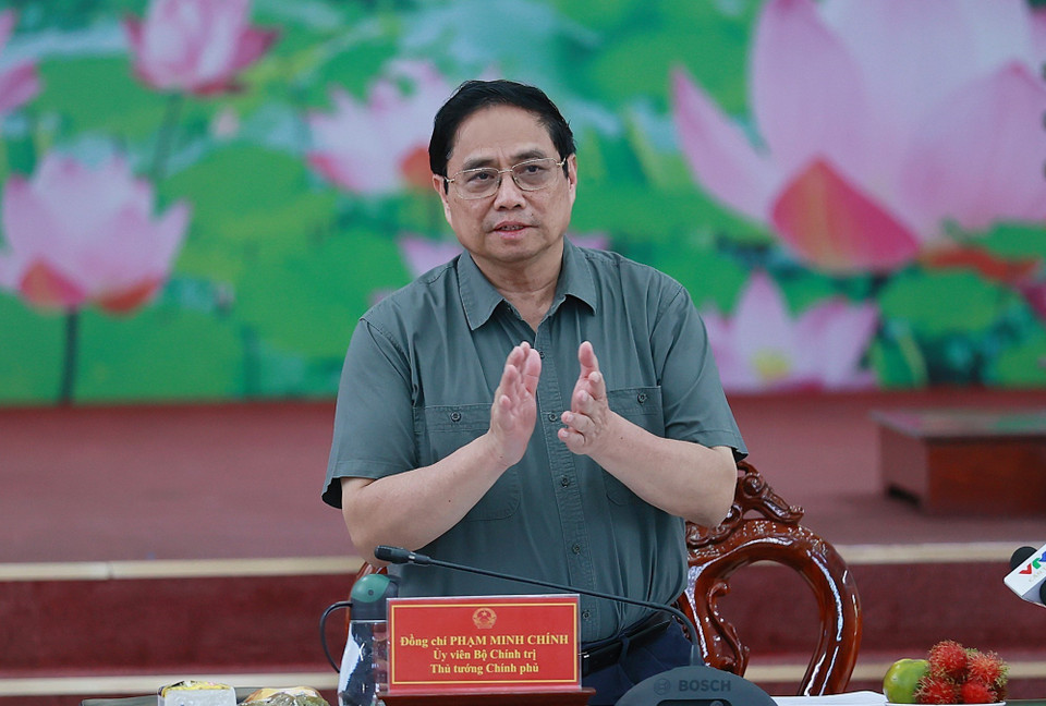 Chiều 12/8, tại thành phố Cần Thơ, Thủ tướng Phạm Minh Chính chủ trì làm việc với các bộ, ngành và lãnh đạo các tỉnh vùng Đồng bằng sông Cửu Long về tình hình sạt lở bờ sông, bờ biển. (Ảnh: Dương Giang/TTXVN)