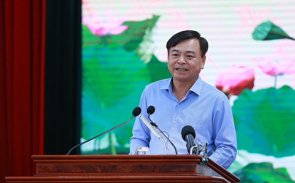 Thứ trưởng Bộ Nông nghiệp và Phát triển Nông thôn Nguyễn Hoàng Hiệp báo cáo tình hình sạt lở bờ sông, bờ biển vùng Đồng bằng sông Cửu Long. (Ảnh: Dương Giang/TTXVN)