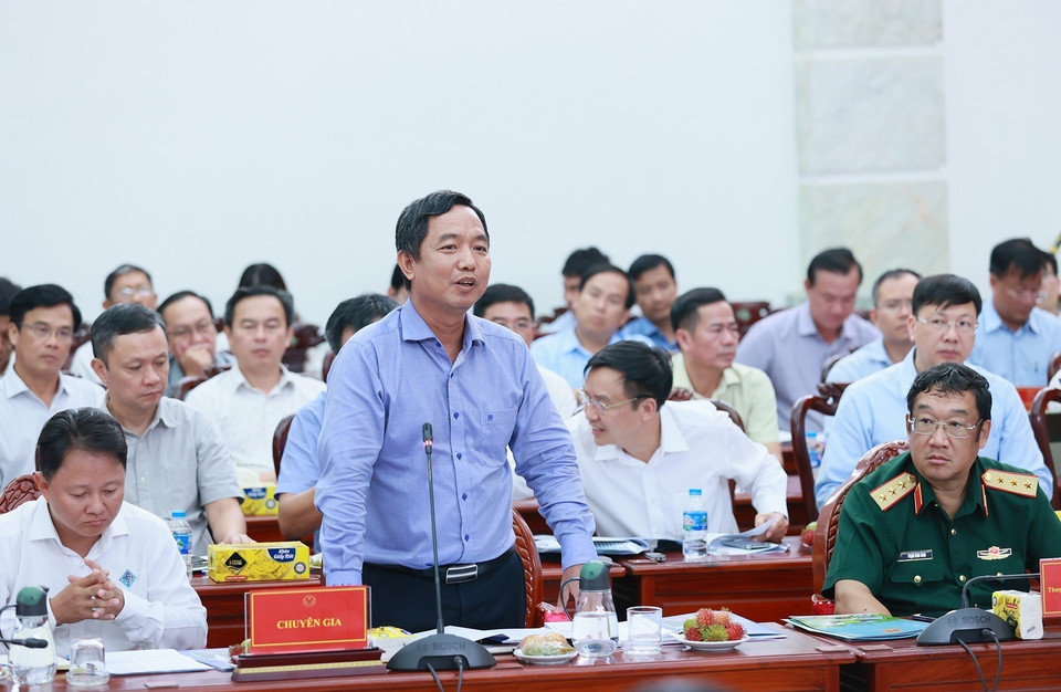 Đại diện chuyên gia góp ý kiến về tình trạng sạt lở bờ sông, bờ biển. (Ảnh: Dương Giang/TTXVN)