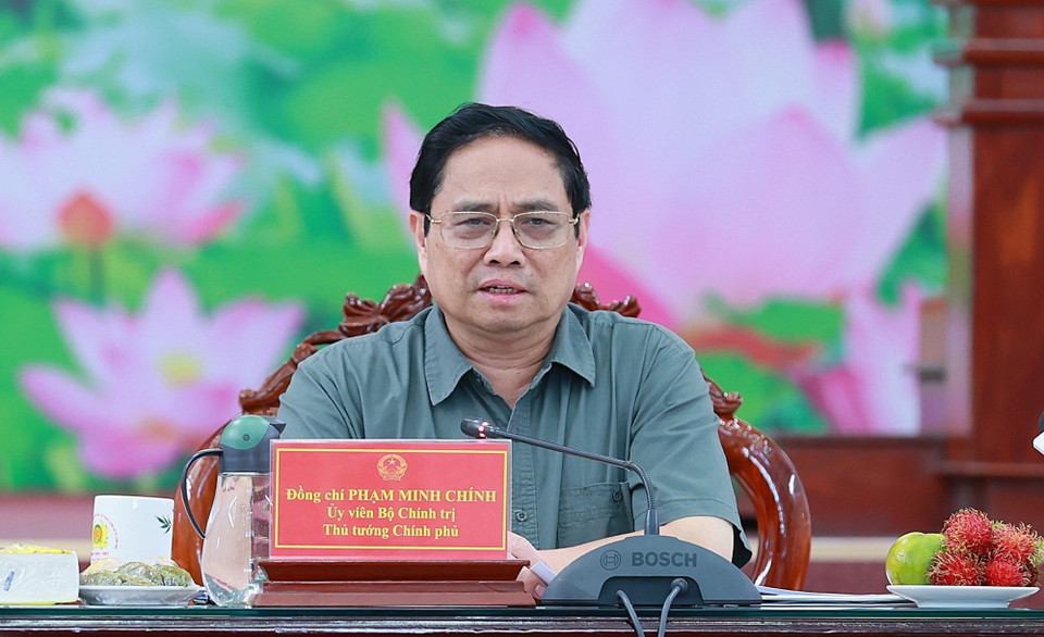 Thủ tướng Phạm Minh Chính làm việc với các tỉnh vùng Đồng bằng sông Cửu Long về tình hình sạt lở bờ sông, bờ biển. (Ảnh: Dương Giang/TTXVN)